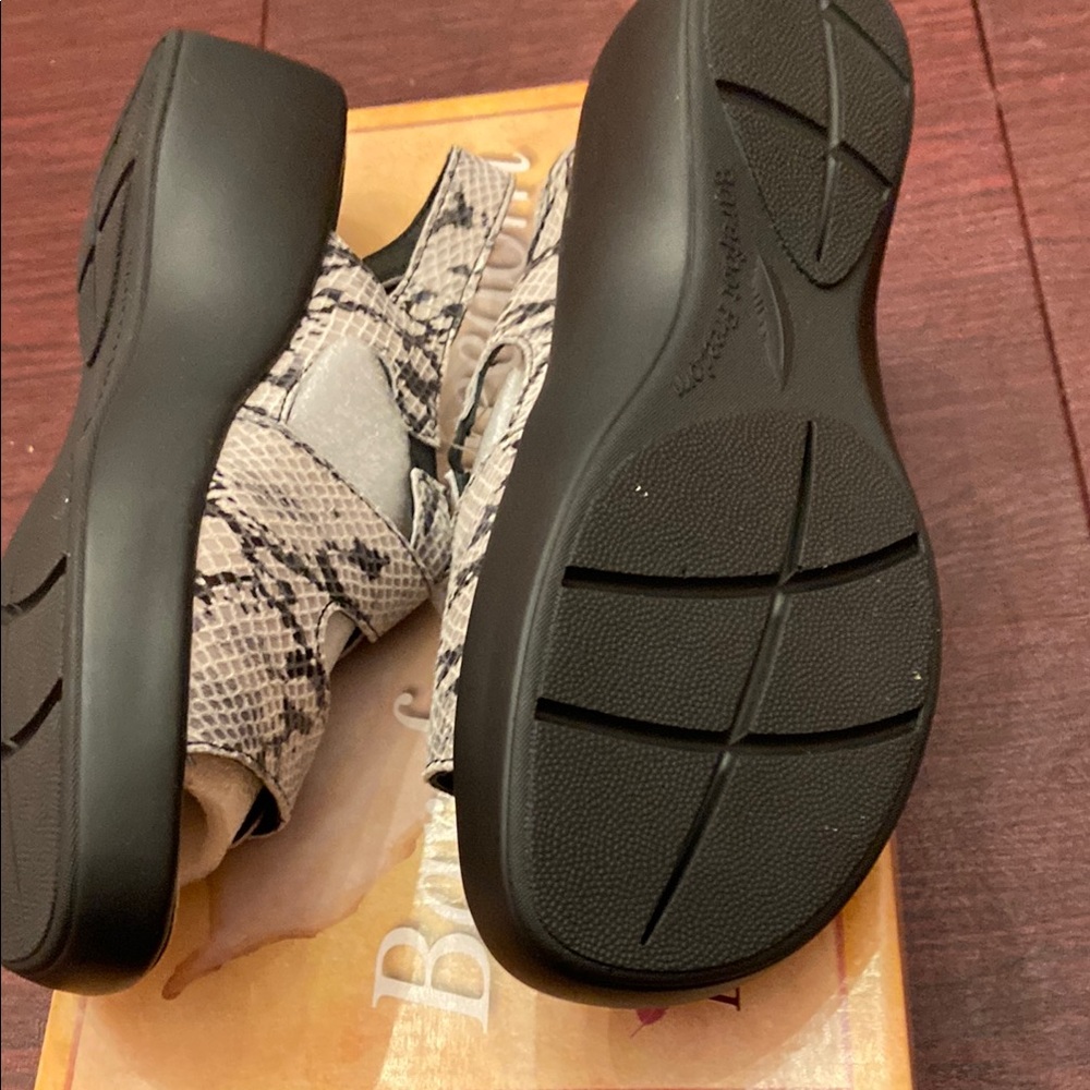 Barefoot Freedom Gray and Black Sandals - Picture 5 of 9